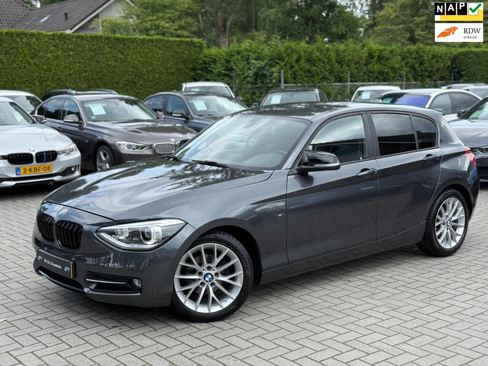 BMW 1-serie 116i Business+ Sport|Nieuwe Ketting + Klepseals|, Auto's, Euro 5, Gebruikt, Zwart, 4 cilinders