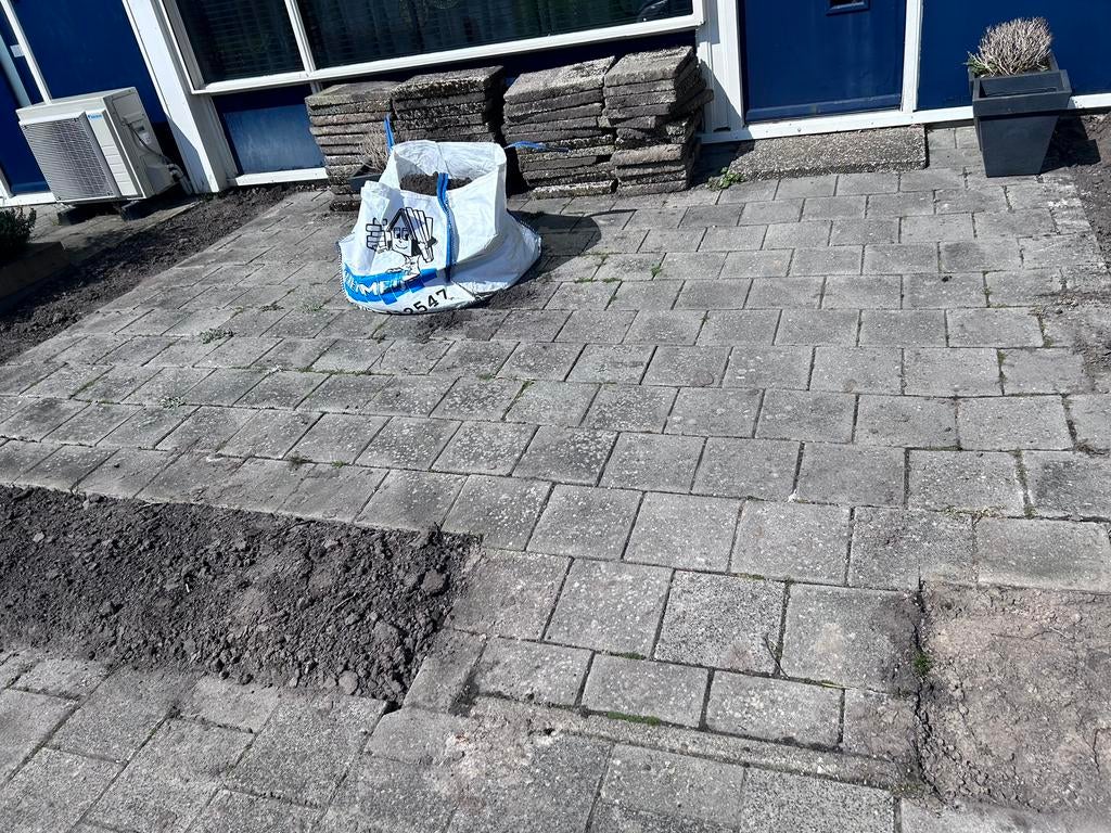 Gratis af te halen grindtegels, grijze tegels en zwart zand, Tuin en Terras, Tegels en Klinkers, Ophalen, Gebruikt, Beton, Terrastegels