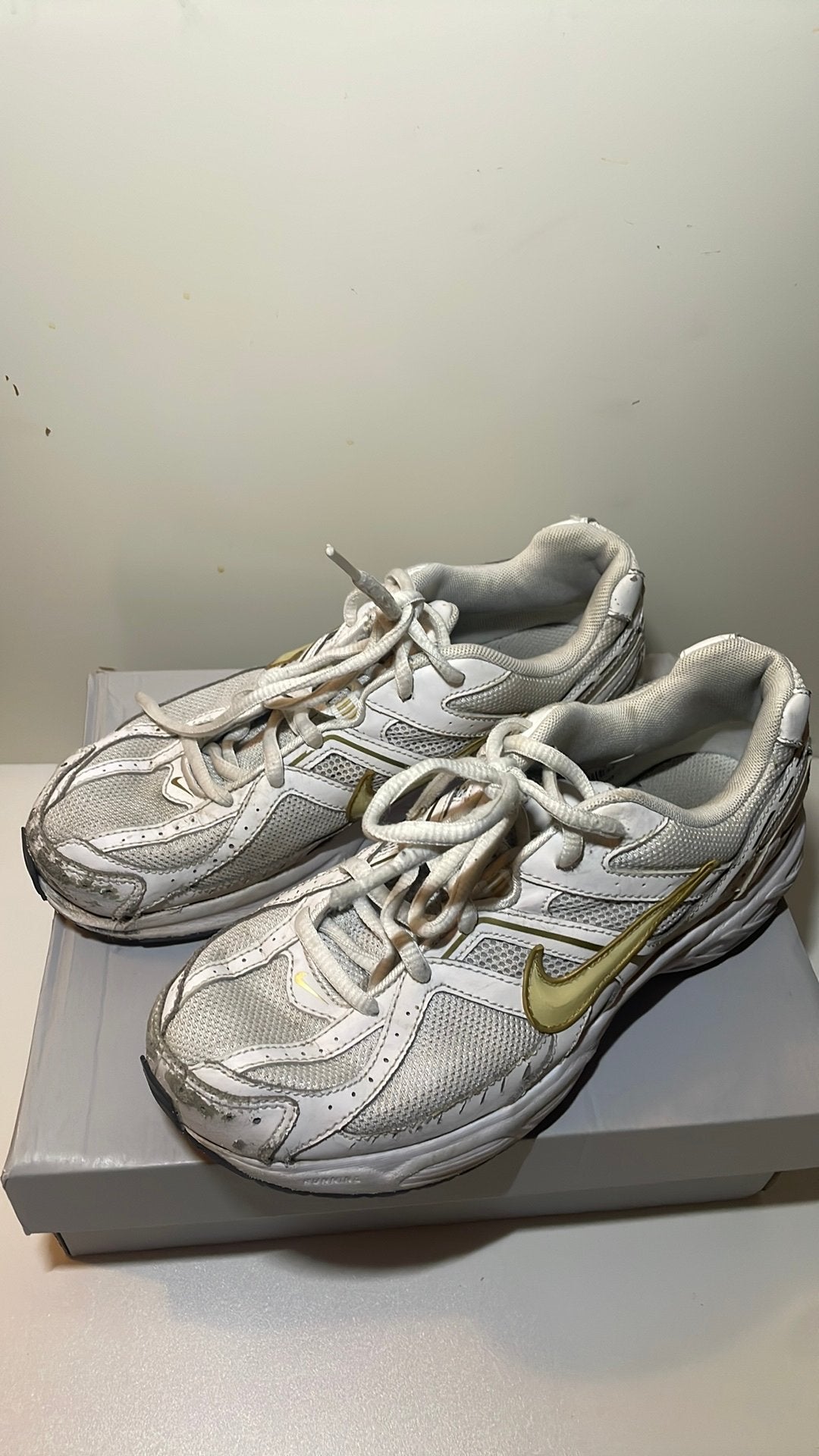 Nike dames sportschoen wit/goud, Ophalen, Gedragen, Wit