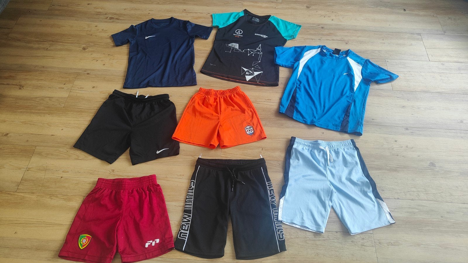 8 x Voetbalshirt en voetbal broekjes maat 122 128 134, Ophalen of Verzenden, Gebruikt, Jongen, Broek