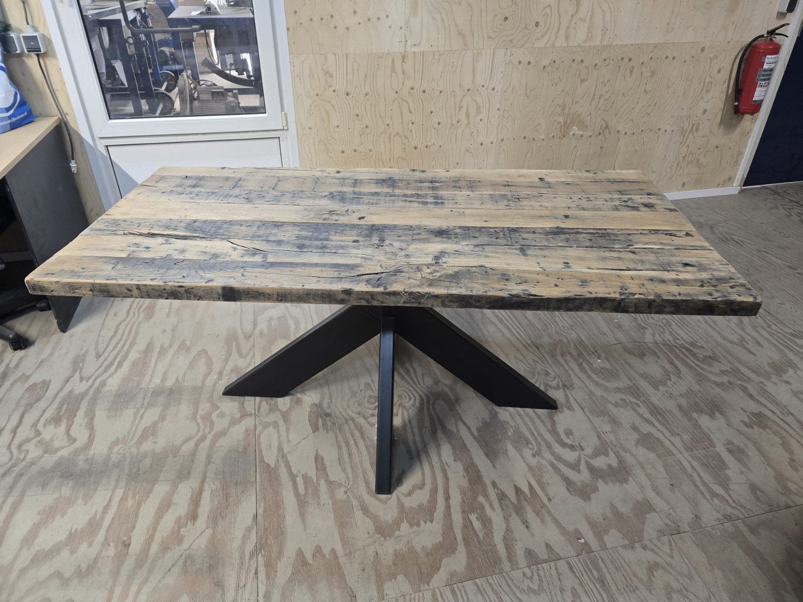 Robuuste eettafel van oud eikenhout met stalen onderstel, Huis en Inrichting, Tafels | Eettafels, Gebruikt, 50 tot 100 cm, 150 tot 200 cm