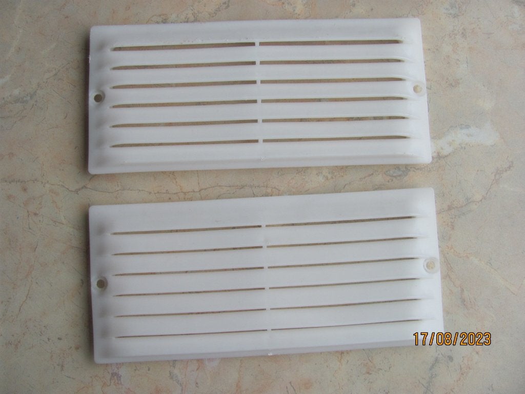 NIEUWSTAAT 2 KUNSTSTOF wit VENTILATIEROOSTER rechthoek 22x10, Doe-het-zelf en Verbouw, Ophalen of Verzenden, Zo goed als nieuw
