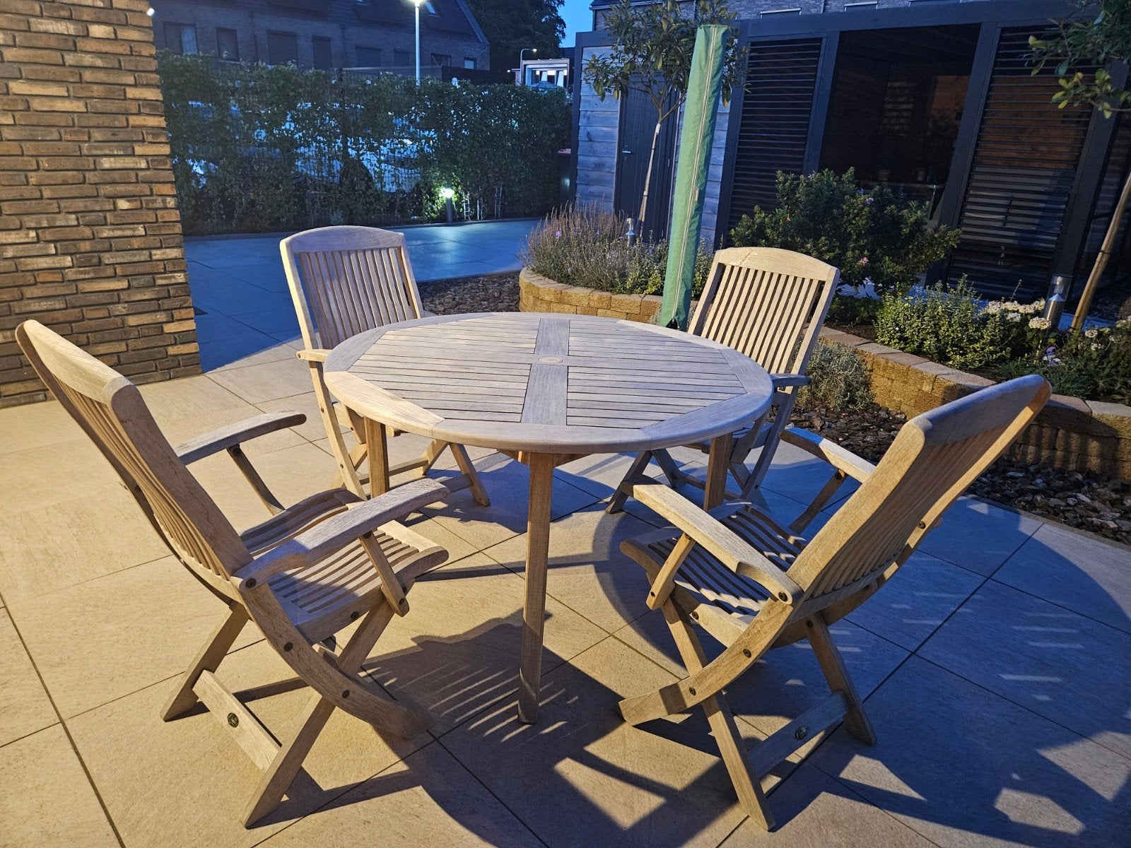 Te koop : ronde teakhouten tuintafel met teakhouten stoelen, Ophalen, 4 zitplaatsen, Gebruikt, Teakhout