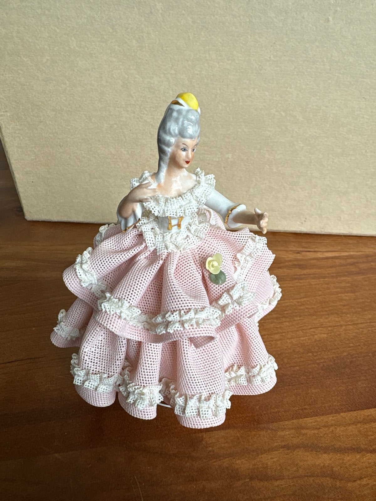 Antieke porseleinen beeldje dame in roze jurk Dresden, Ophalen