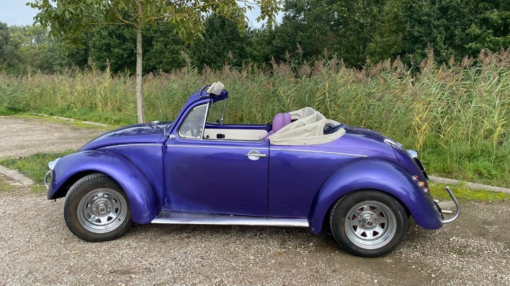 Paarse Volkswagen Kever oldtimer (1972), foto 4