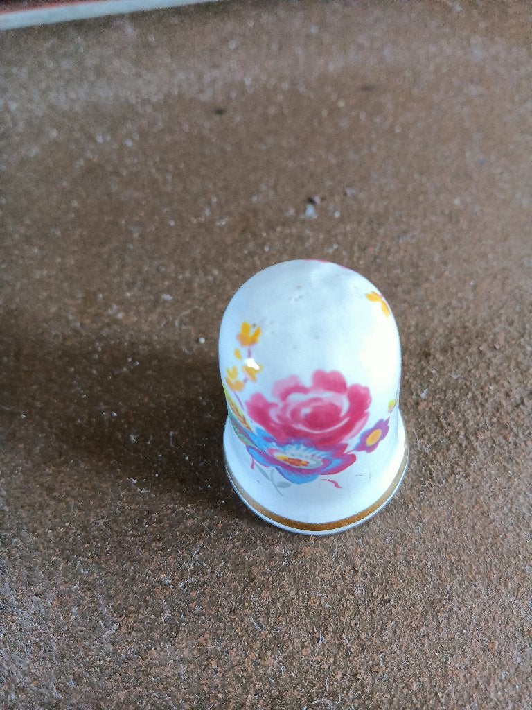 Vingerhoedje, Ophalen of Verzenden, Zo goed als nieuw, Porselein, Buitenland