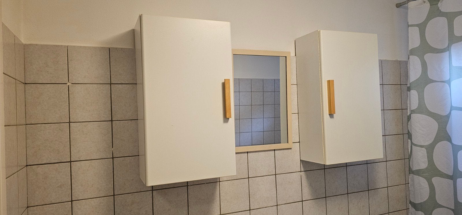 3 badkamerkastjes: 2 hangend, 1 staand met spiegel, Ophalen, (Half)hoge kast, Minder dan 50 cm, Gebruikt