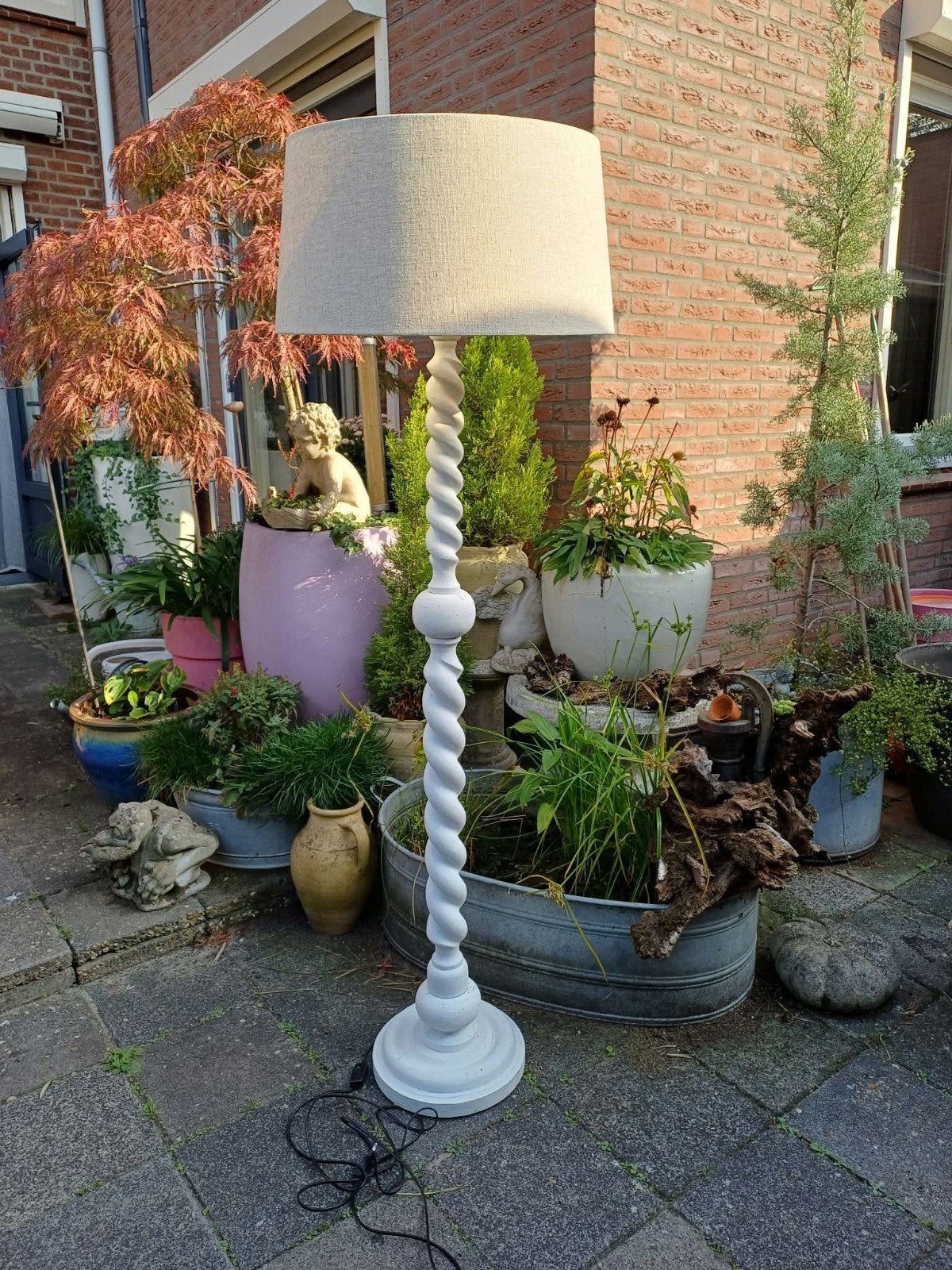 Witte vloerlamp met gedraaide poot en linnen kap, Ophalen, Gebruikt, Hout, 150 tot 200 cm