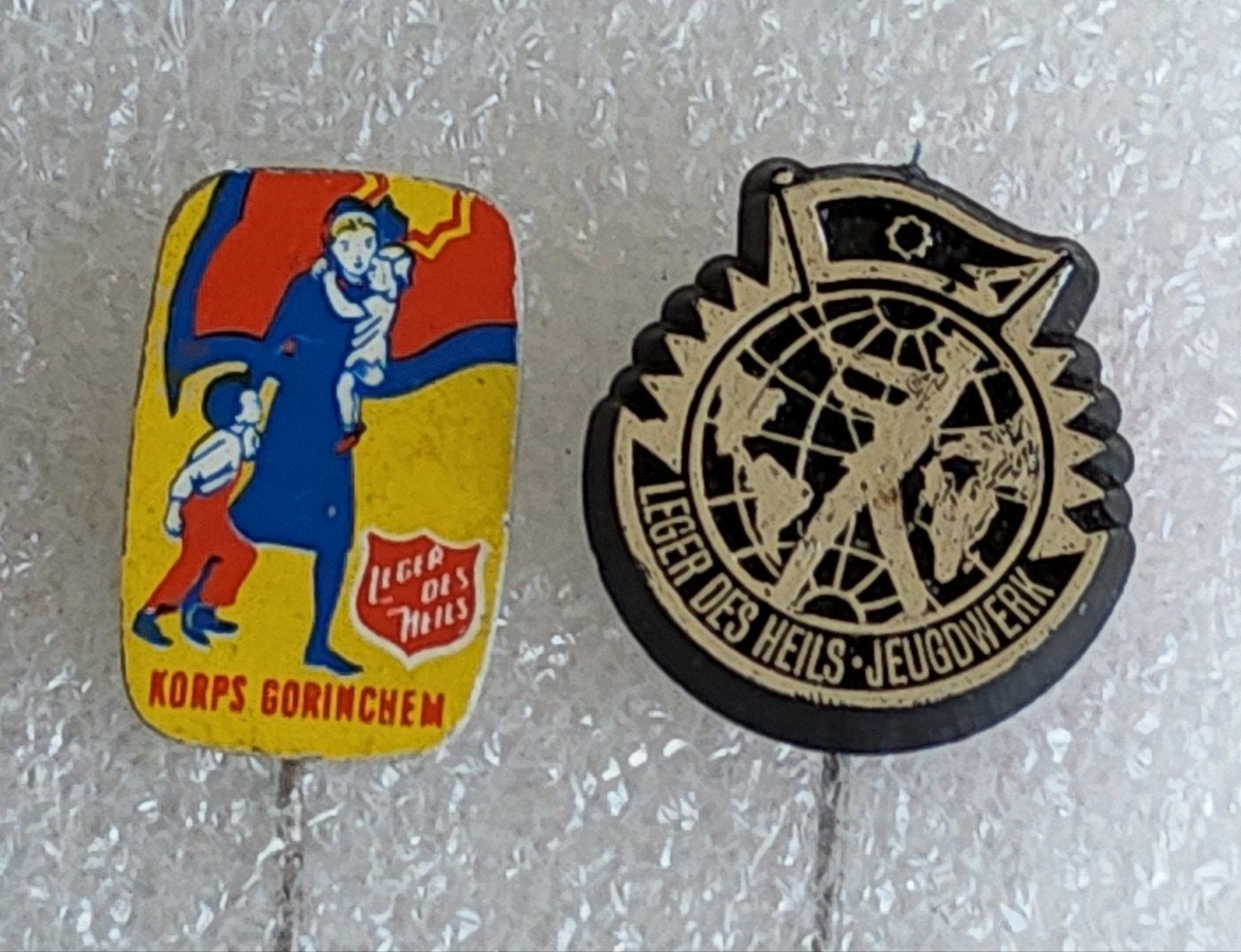 2 Leger des Heils Speldjes - Korps Gorinchem & Jeugdwerk, Ophalen of Verzenden, Gebruikt, Overige onderwerpen, Speldje of Pin