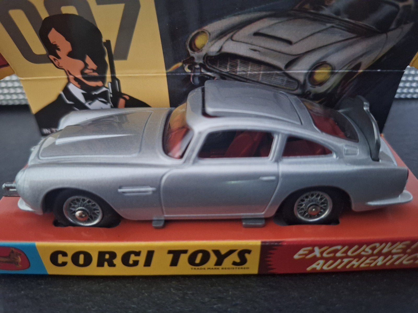 Aston Martin DB5 + James Bond Schaal 1:43, Corgi, Auto, Corgi, Nieuw