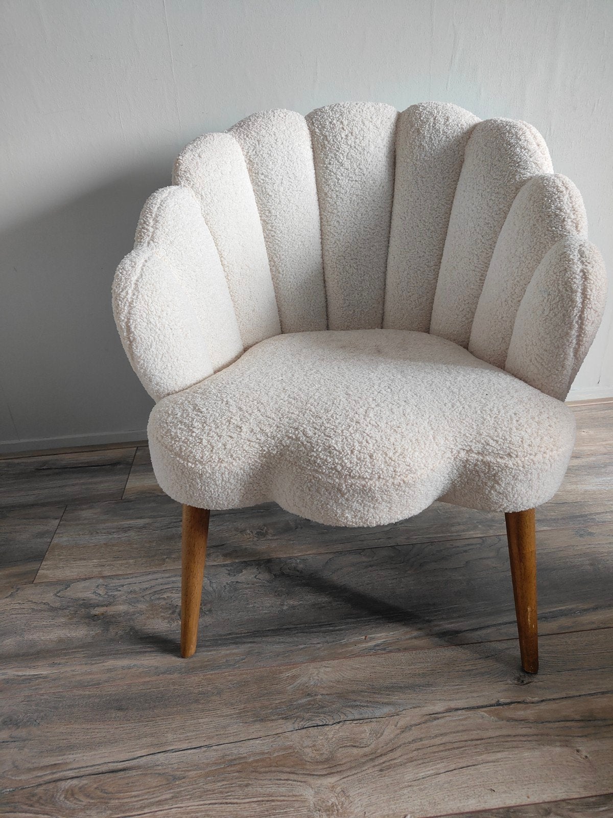 Crèmekleurige Bouclé Schelpstoel - Nieuwstaat, Huis en Inrichting, Stoelen, Ophalen, Modern, Schelp, Bouclé, Overige kleuren, Zo goed als nieuw