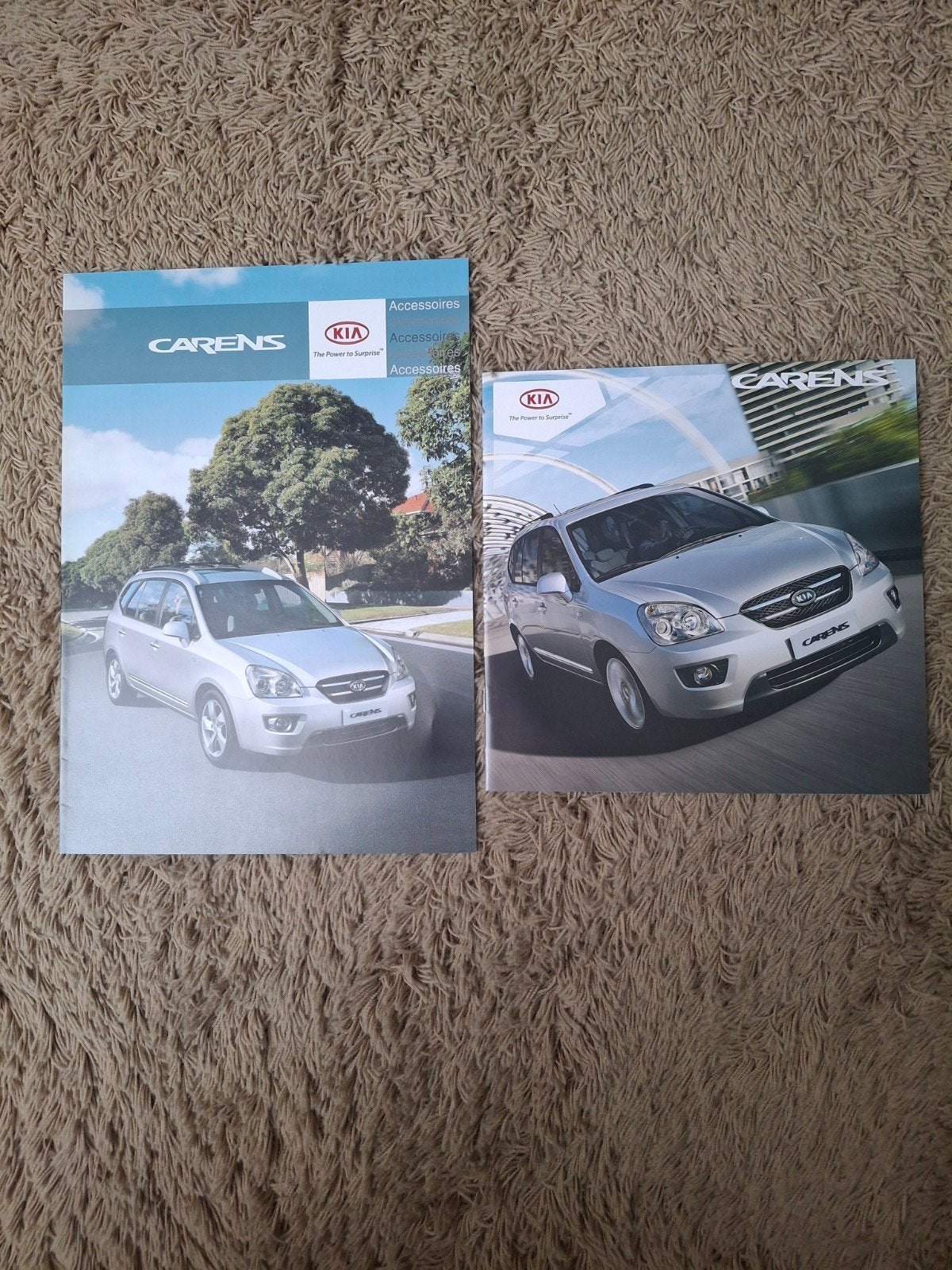 2x autofolder Kia Carens 3e generatie, Verzenden