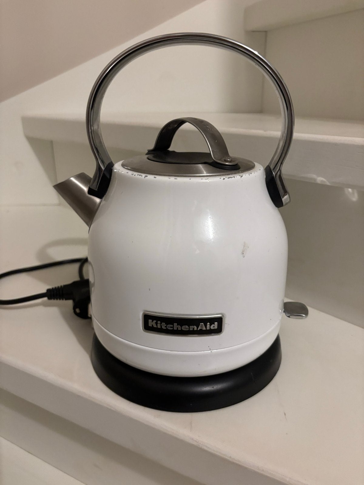 KitchenAid Waterkoker - Wit met gebruikerssporen, 1 tot 2 liter, Ophalen, Gebruikt, Draadloos