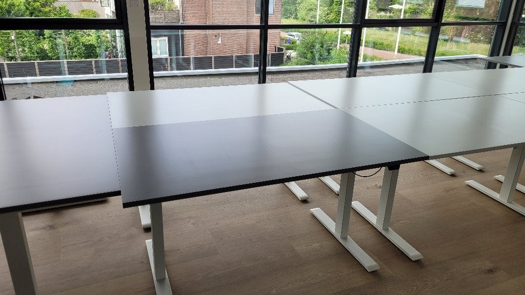 IKEA RODULF elektrisch zit-sta bureau 140x80, Ophalen, Zit-sta bureau, In hoogte verstelbaar, Zo goed als nieuw