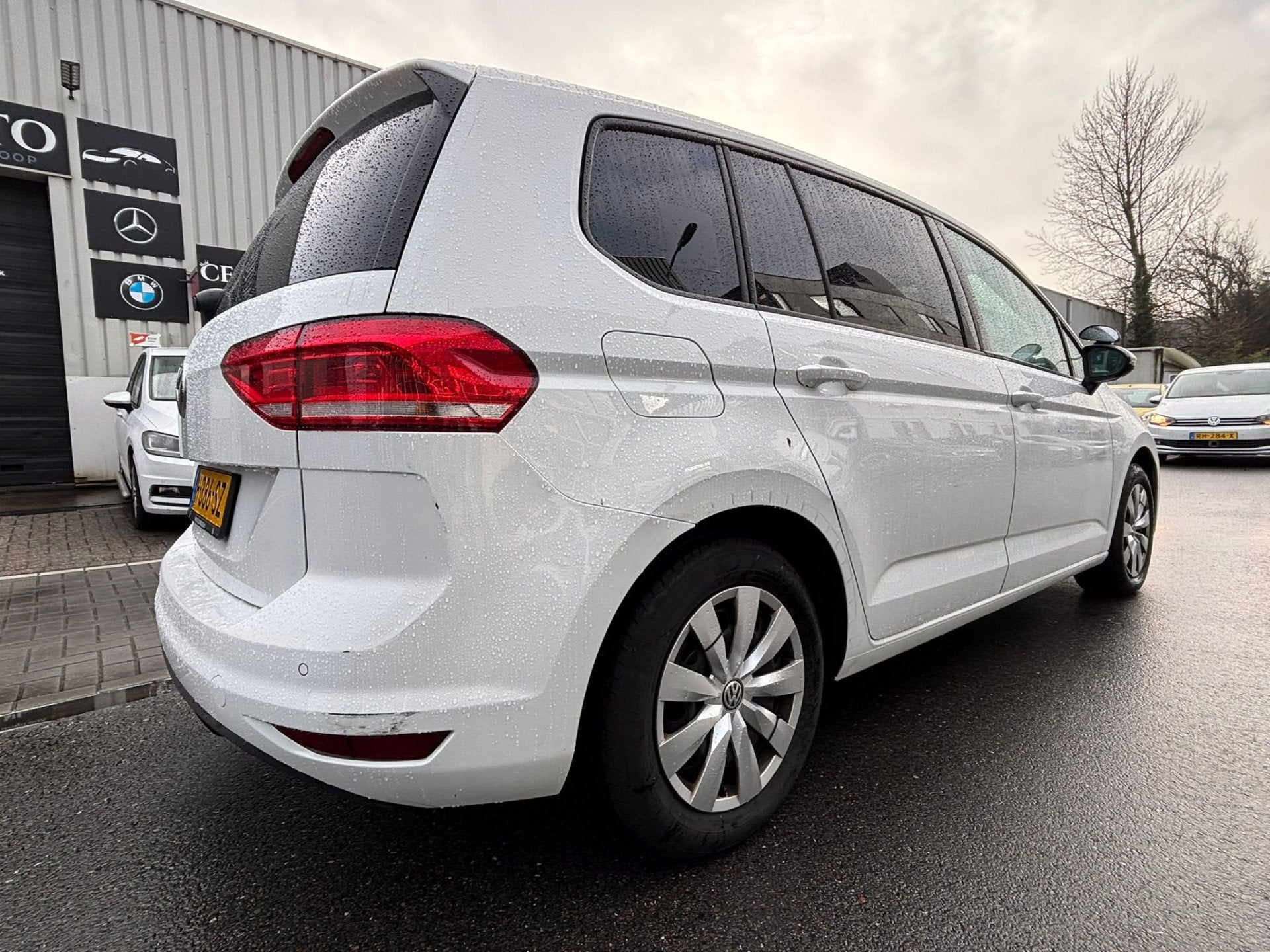 Volkswagen Touran 2.0 TDI AUTOMAAT / 180 DKM / HONDENWAGEN !, Stof, Wit, Origineel Nederlands, Bedrijf
