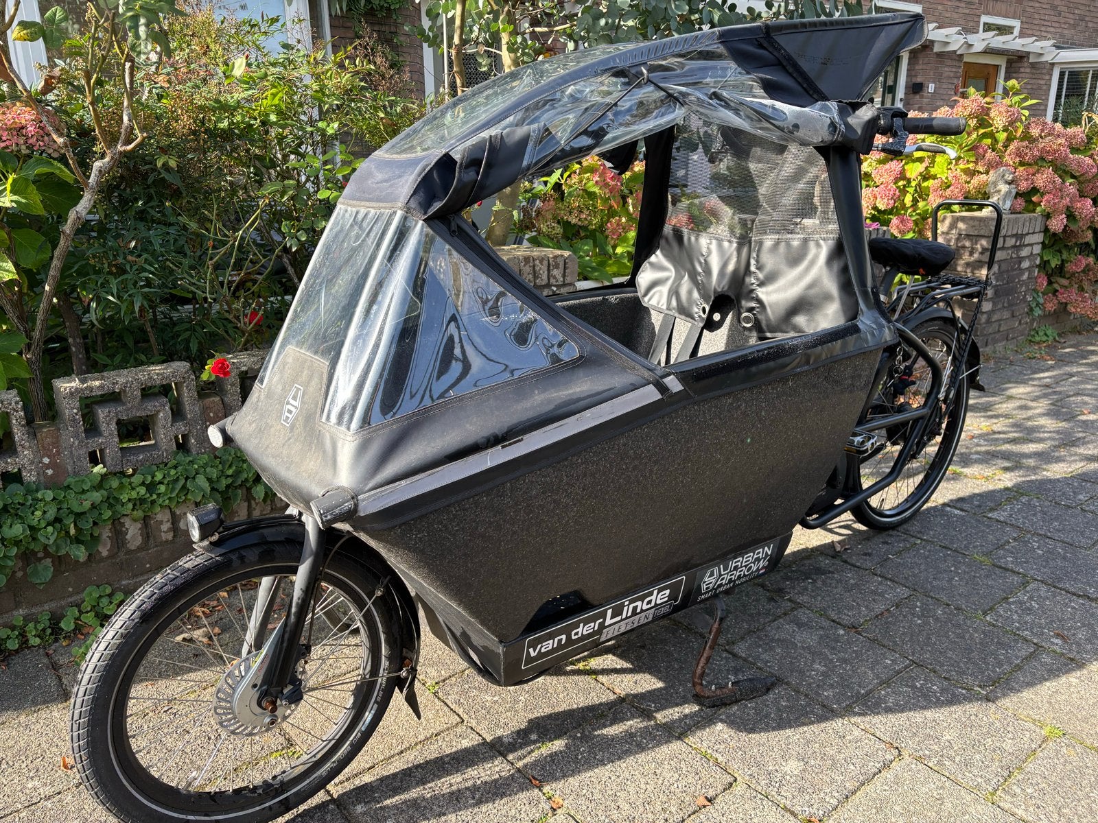 Urban Arrow bakfiets met regenkap en hoes, Gebruikt, Elektrisch, 2 kinderen, Schijfrem