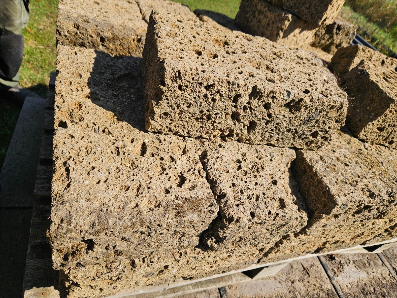 Tufsteen blokken 30 stuks 37x20x11cm, Ophalen, Zo goed als nieuw, Beton, Minder dan 5 m²