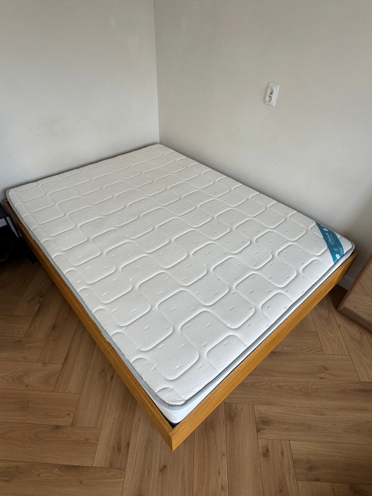 Bed with mattress, Ophalen, 140 cm, Zo goed als nieuw, Twijfelaar