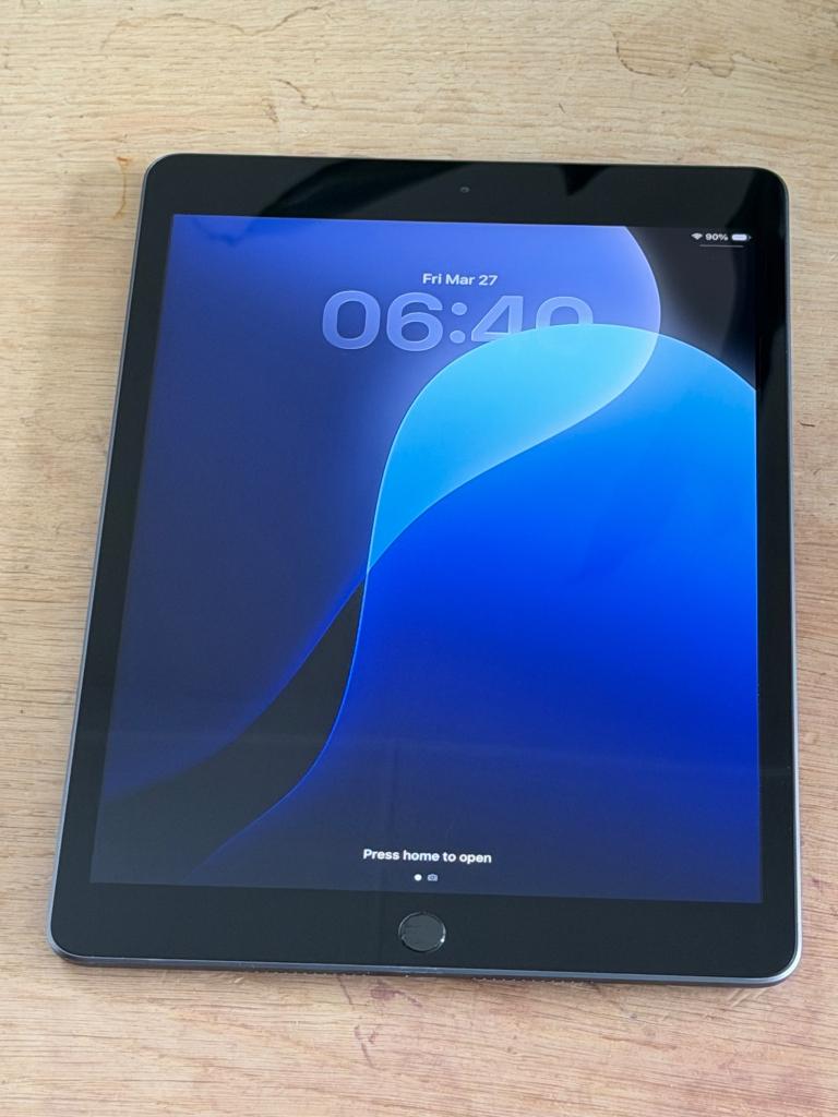 Zeer Mooie iPad 8th gen Black, met 85% batterijconditie!, Computers en Software, Apple iPads, 10 inch, Gebruikt, 32 GB, Apple
