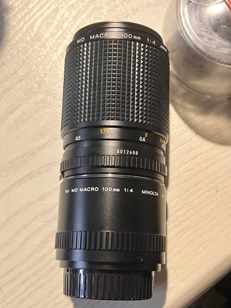 Minolta macro 100 mm md lens met zonnekap en bewaarkoker, Ophalen of Verzenden, Zo goed als nieuw, Macrolens, Minolta