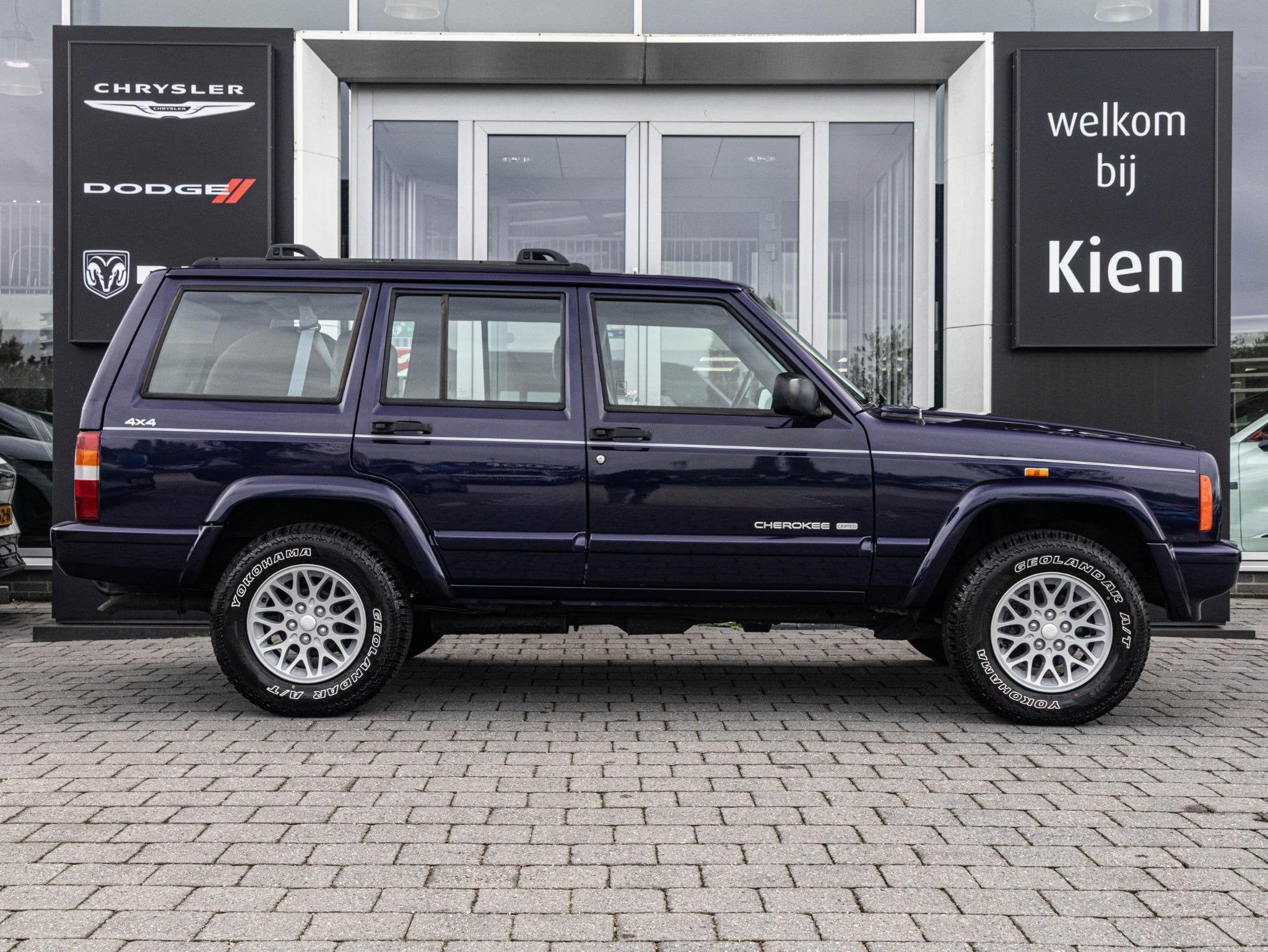 Jeep Cherokee 4.0i Classic | Leder | Automaat | Elektrische, Auto's, Automaat, Stof, Gebruikt, Origineel Nederlands