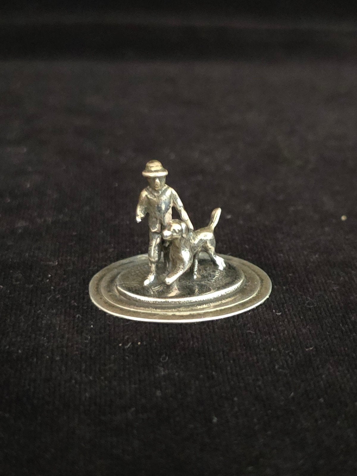 Miniatuur, zilver, jongen/man + hond, gemerkt leeuw-minerva, Antiek en Kunst, Ophalen of Verzenden, Zilver