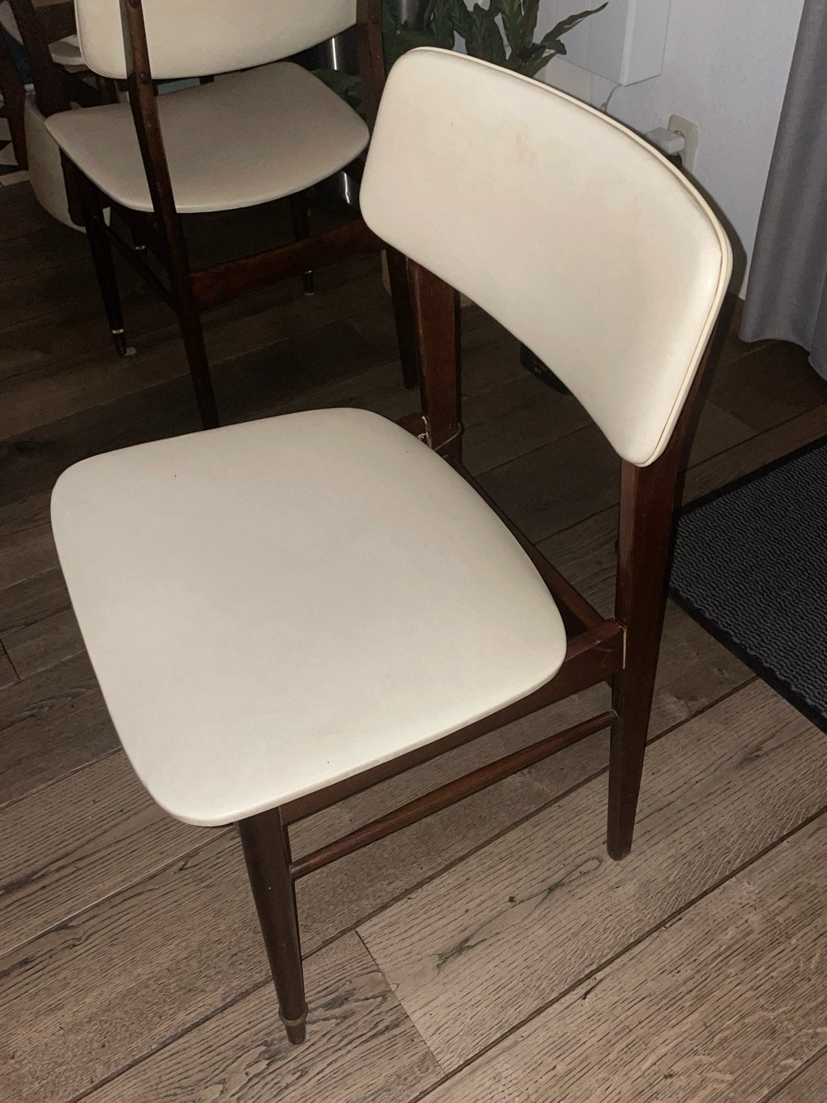 GEZOCHT: 2 Gebr. Verhoeff teak eetkamerstoelen jaren ’60, Ophalen, Overige materialen, Gebruikt, Twee