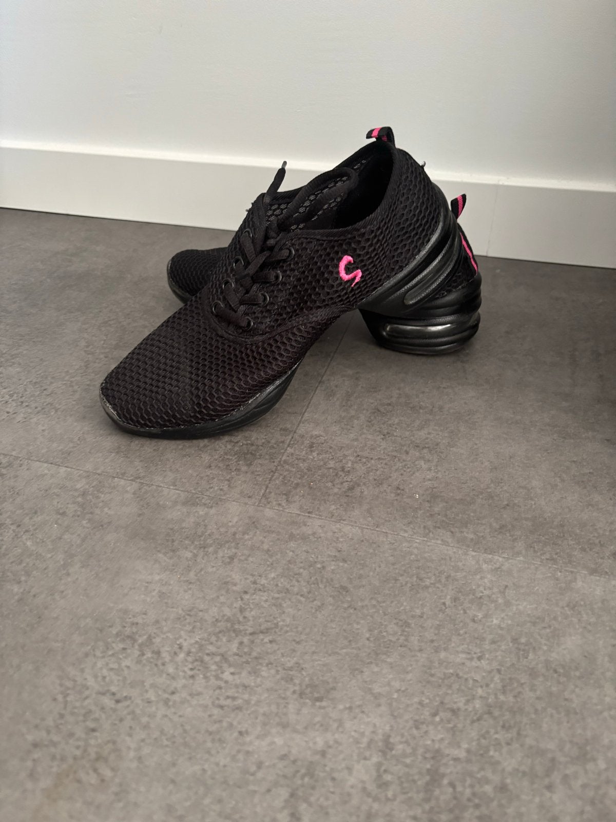 Zwarte dansschoenen met roze accenten, Kleding | Dames, Schoenen, Ophalen of Verzenden, Zo goed als nieuw, Zwart, Dansschoenen