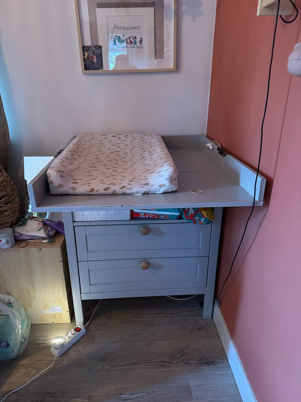 Opgeknapte Commode Sundvik - Lichtgrijs met gratis kussen, Kinderen en Baby's, Ophalen, Gebruikt, 50 tot 70 cm, 75 tot 100 cm