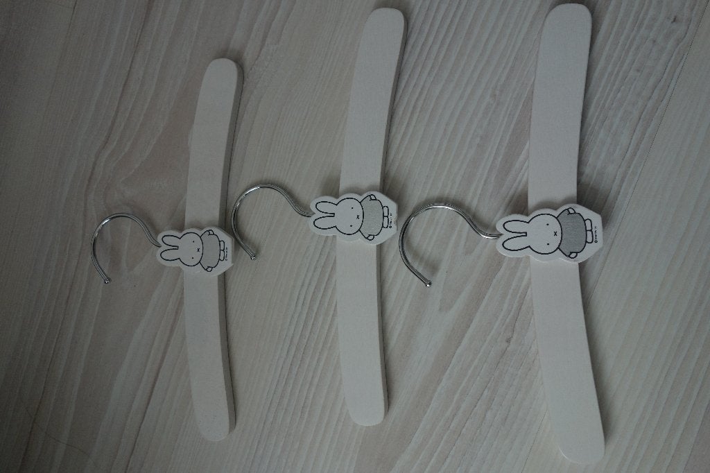 3 Nijntje hangers in goede staan., Ophalen of Verzenden, Gebruikt, Kast