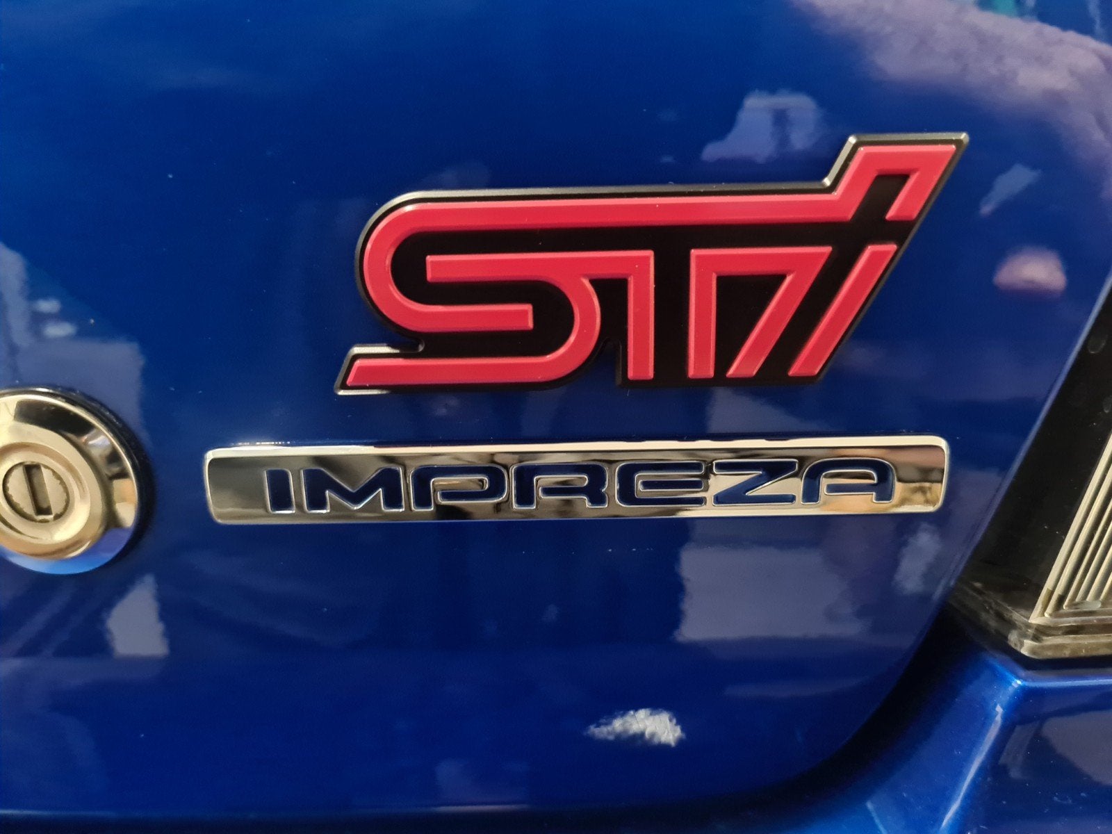 subaru STI pink/impreza kofferbak badge nieuw oem 93073FE800, Ophalen of Verzenden, Nieuw