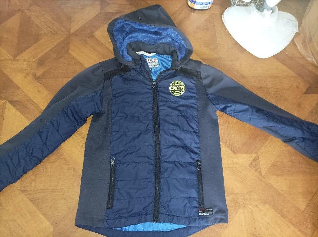 Retour jas maat 9/10 /134, Kinderen en Baby's, Kinderkleding | Maat 134, Ophalen of Verzenden, Zo goed als nieuw, Jongen, Retour