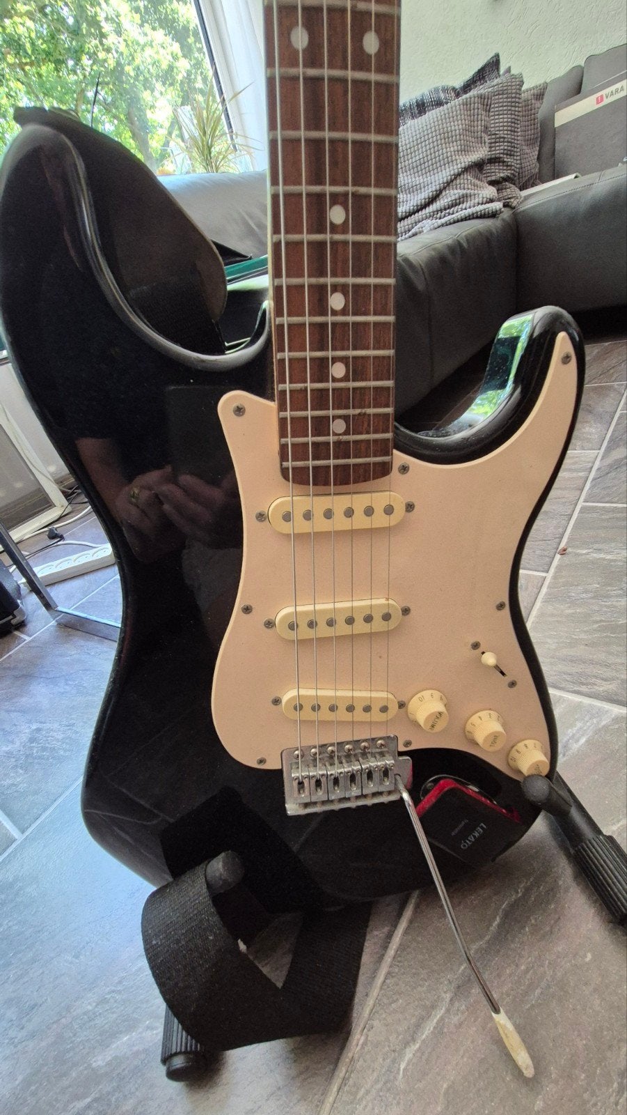 Squier Strat elektrische gitaar met standaard en versterker, Muziek en Instrumenten, Ophalen, Fender, Gebruikt, Met versterker