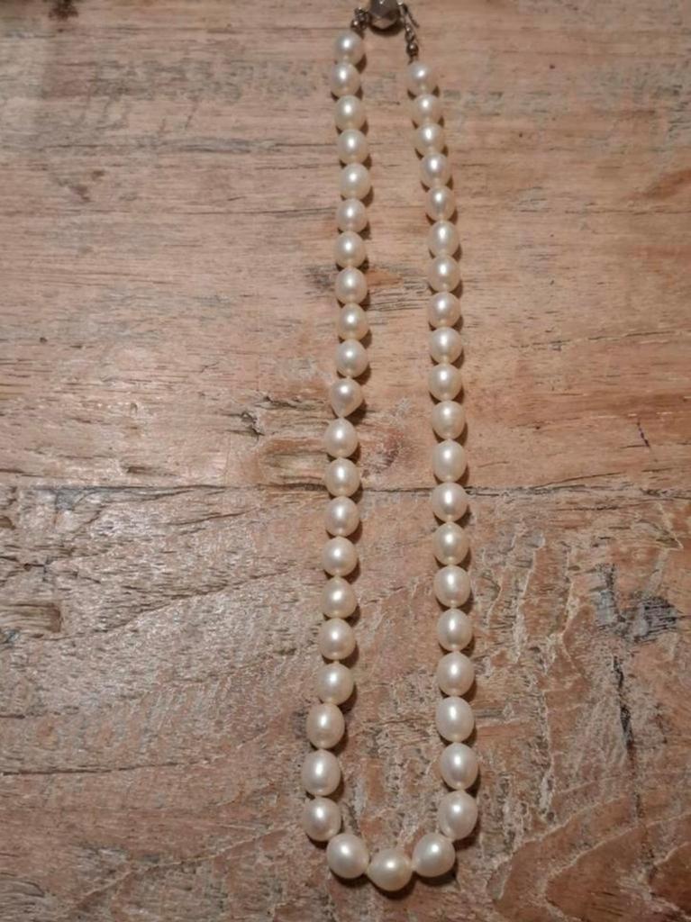 Handgeknoopte parelketting met gefacetteerd zilveren bolslot, Sieraden, Tassen en Uiterlijk, Antieke sieraden, Ophalen of Verzenden