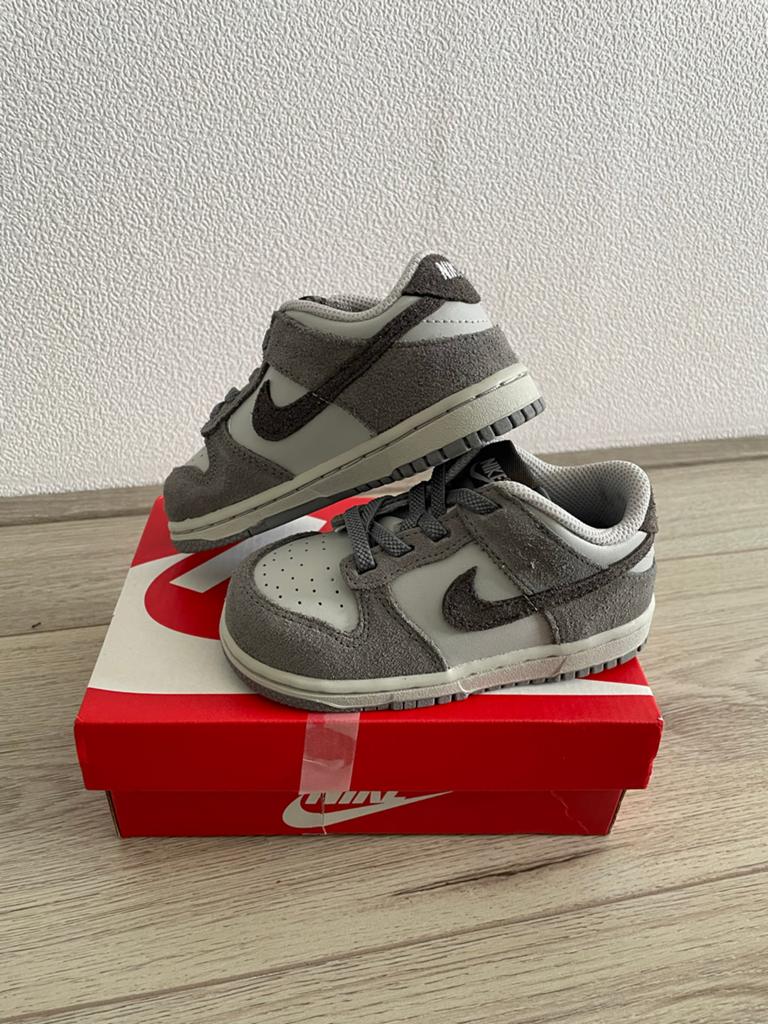 Nike dunk low maat 25 NIEUW suede, Kinderen en Baby's, Kinderkleding | Schoenen en Sokken, Ophalen of Verzenden, Nieuw, Jongen of Meisje