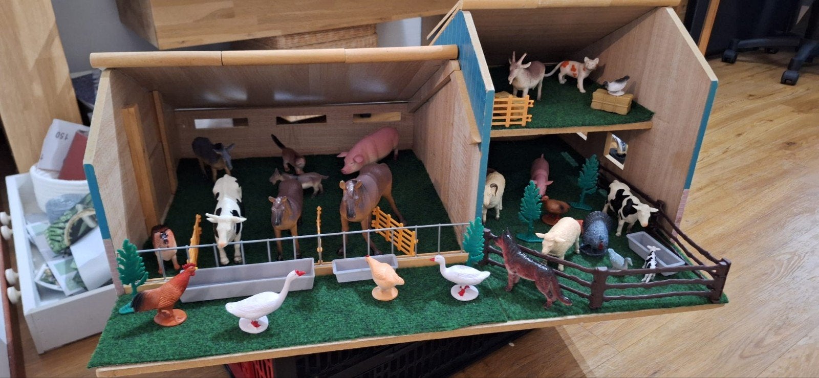 Grote houten boerderij met veel dierenfiguren, Ophalen of Verzenden