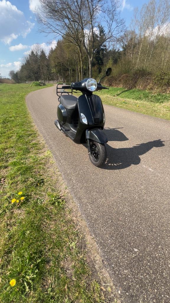 DJJD cashmere scooter snor 50cc injectie, Fietsen en Brommers, Snorfietsen en Snorscooters, Zo goed als nieuw, Benzine, Ophalen