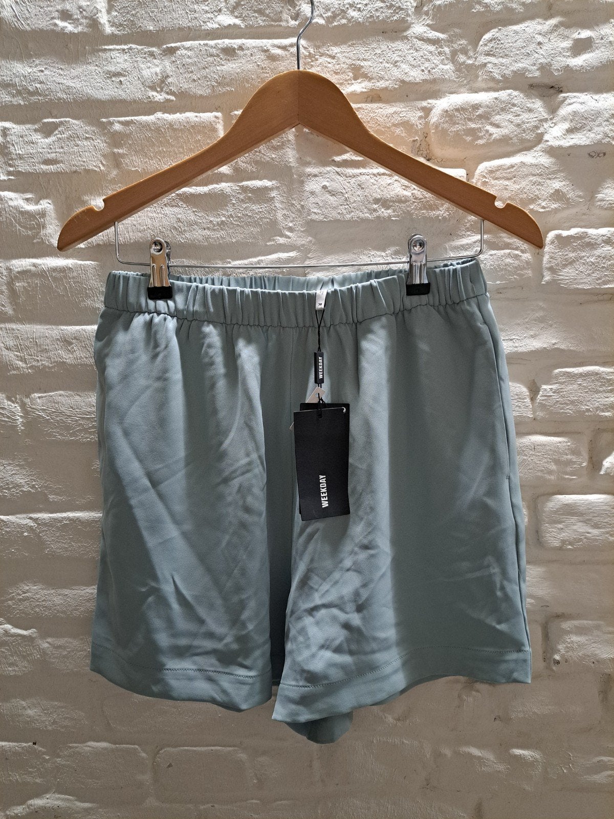 Weekday shorts maat 38 nieuw, Kleding | Dames, Broeken en Pantalons, Nieuw, Maat 38/40 (M), Groen, Kort, Verzenden