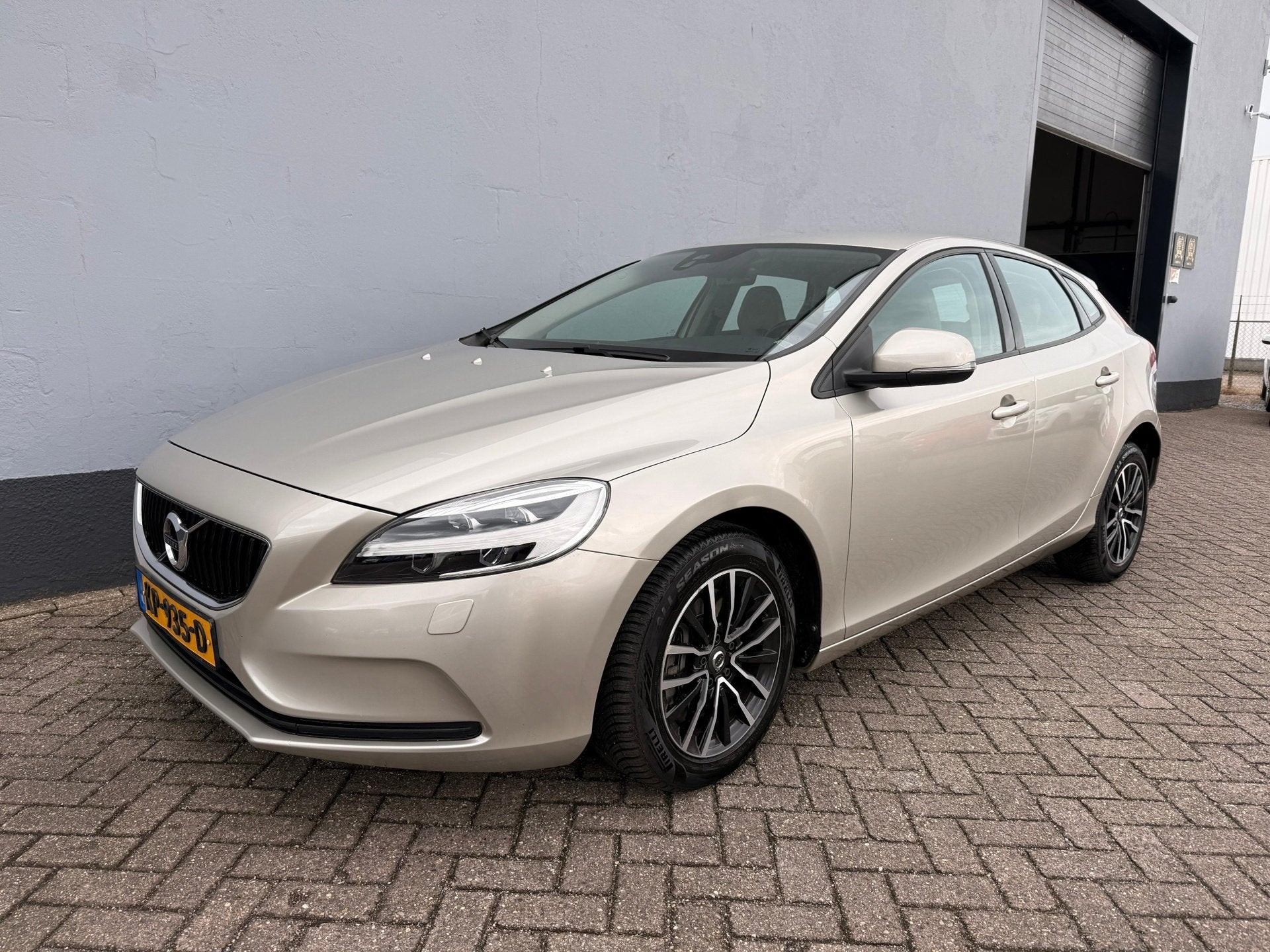 Volvo V40 1.5 T2 Nordic+ - Dealer Onderhouden, Auto's, Volvo, Euro 6, 4 cilinders, Leder en Stof, 122 pk