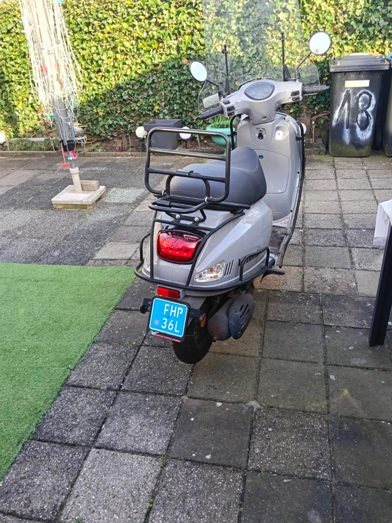 Grijze scooter met windscherm en bagagerek, Gebruikt, Overige modellen, Maximaal 45 km/u, Ophalen of Verzenden