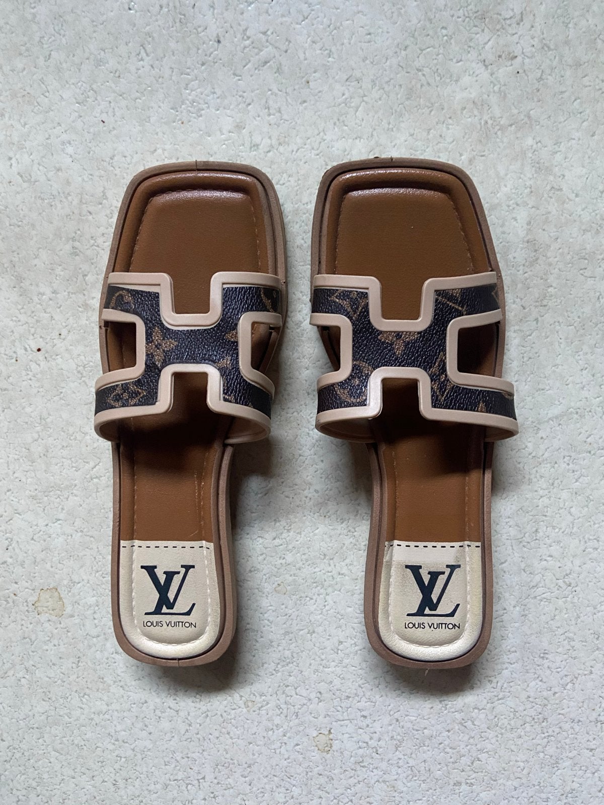 Louis Vuitton Slippers - Maat 38-39 - Goede Staat, Slippers, Bruin, Verzenden, Gedragen