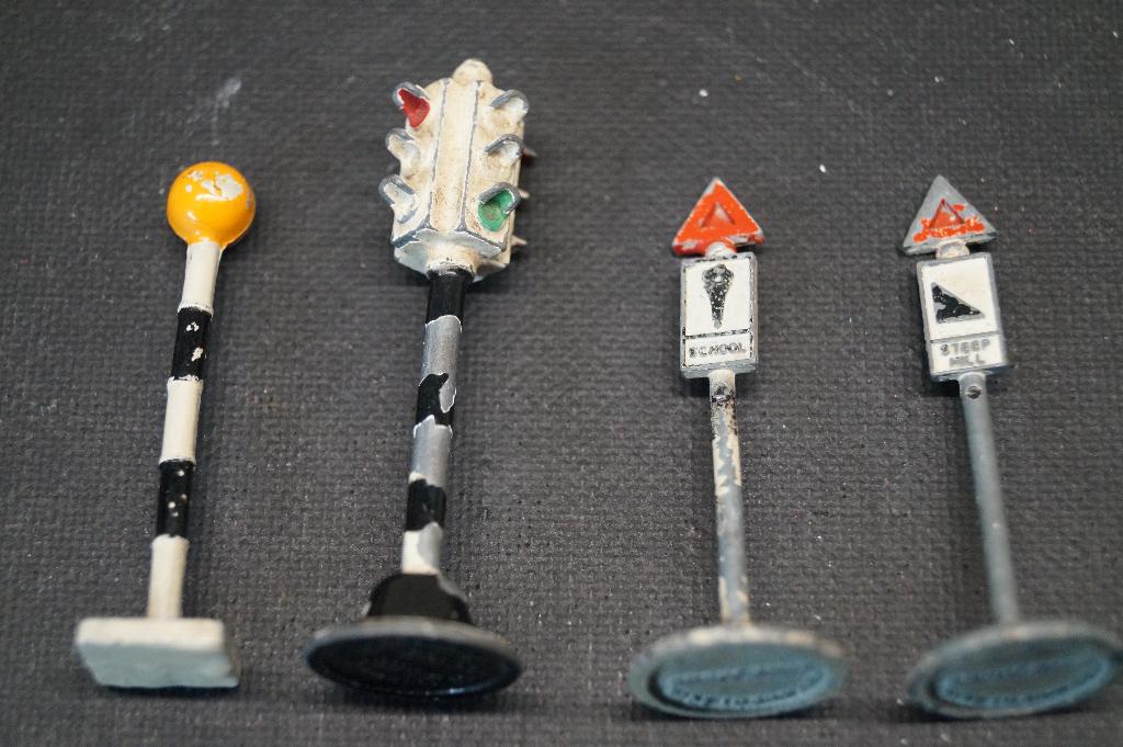 Dinky toy verkeerslicht-bol, borden bieden vanaf €20, Verzenden