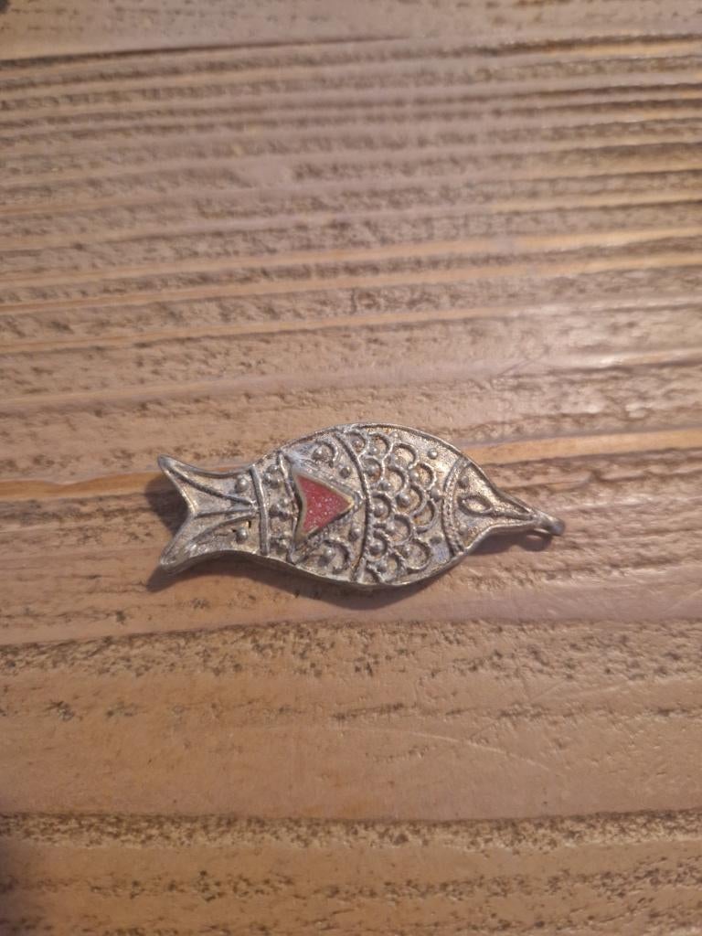 Antieke, Tibetaanse hanger. Vis met bloedkoraaltje., Sieraden, Tassen en Uiterlijk, Antieke sieraden, Ophalen of Verzenden, Zilver