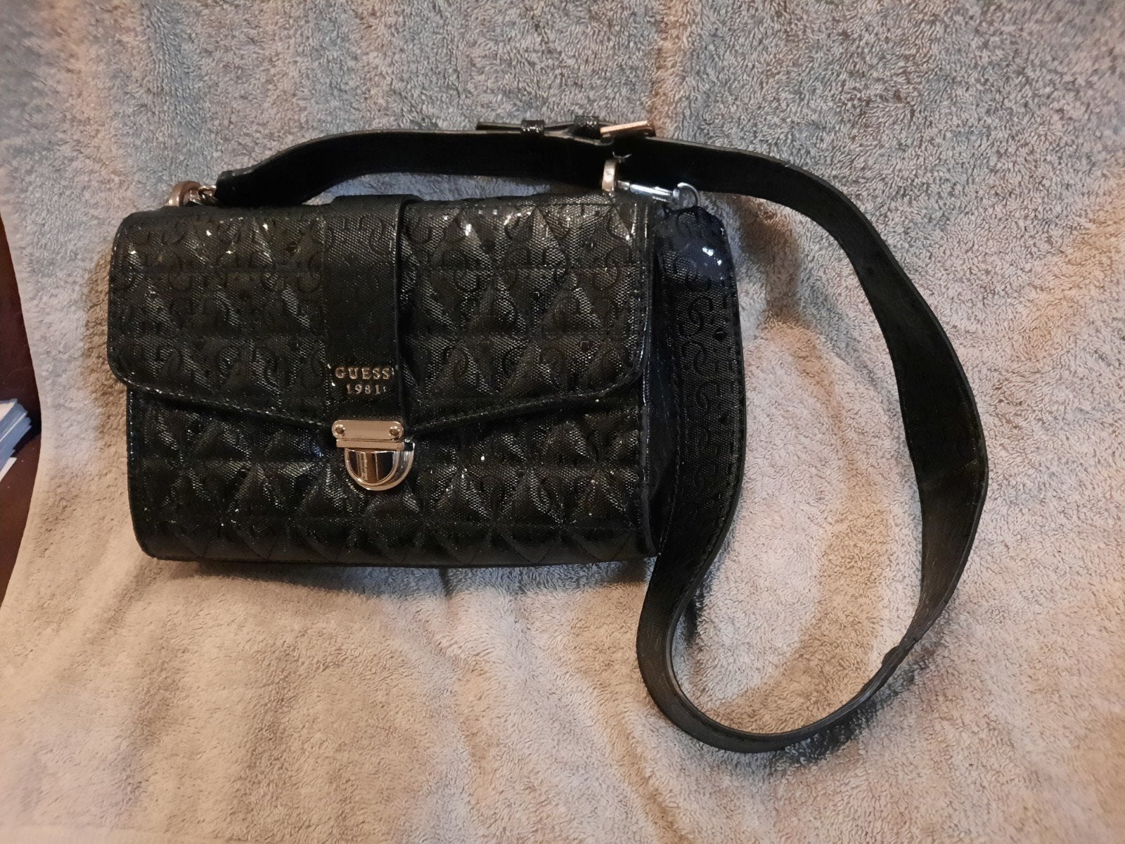 Dames tas van "GUESS 1981", Sieraden, Tassen en Uiterlijk, Tassen | Damestassen, Ophalen of Verzenden, Zo goed als nieuw, Zwart