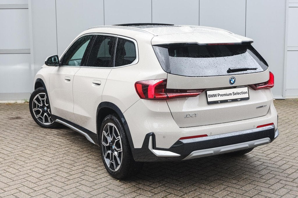 BMW iX1 eDrive20 xLine / Trekhaak / Panoramadak / Stoelverwa, Auto's, BMW, Gebruikt, Met garantie (alle), 24 min, 204 pk