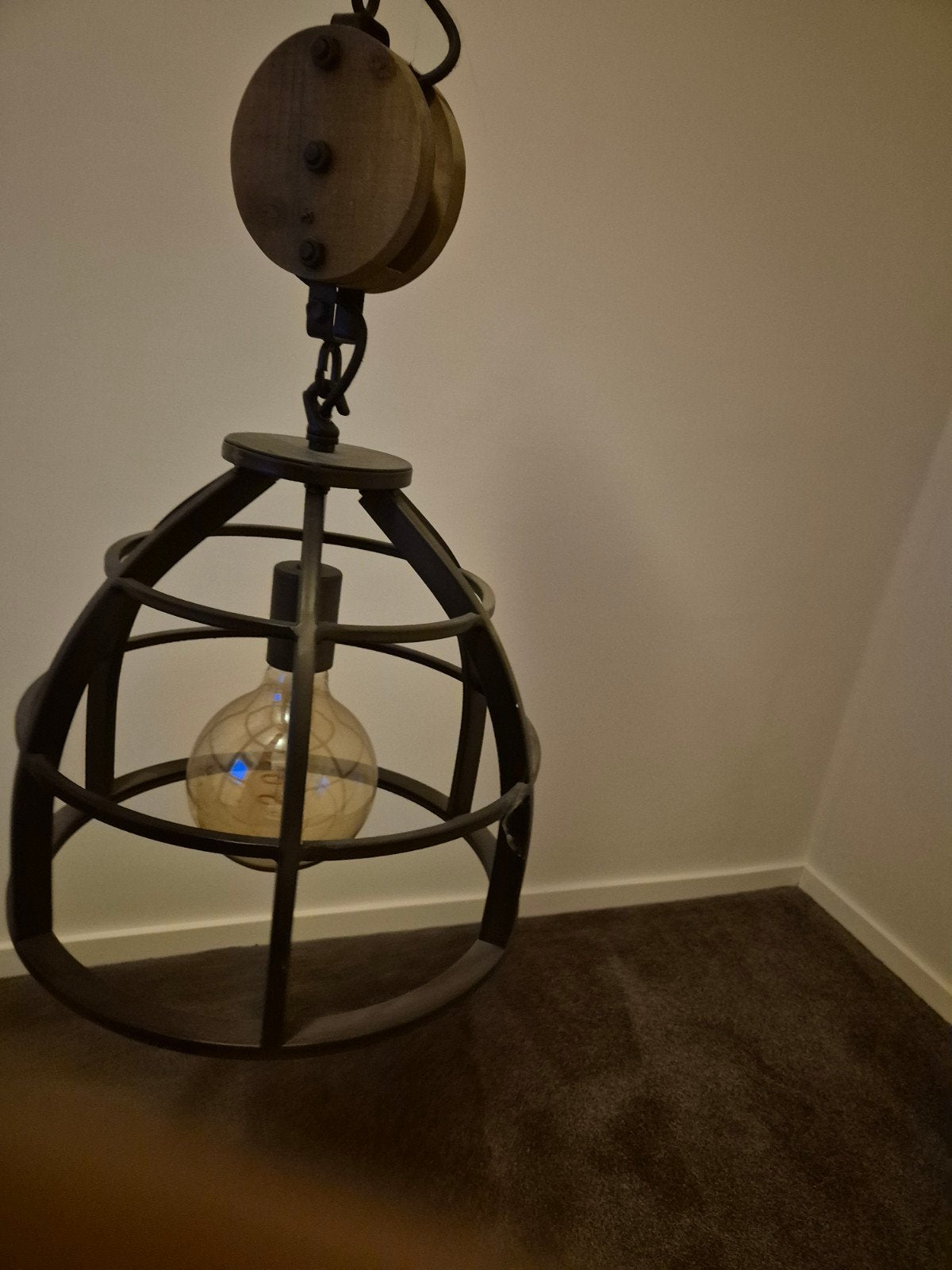 Industriële hanglamp met stalen kooi en katrol, Huis en Inrichting, Lampen | Hanglampen, Gebruikt, Industrieel, Hout, E27 (groot)
