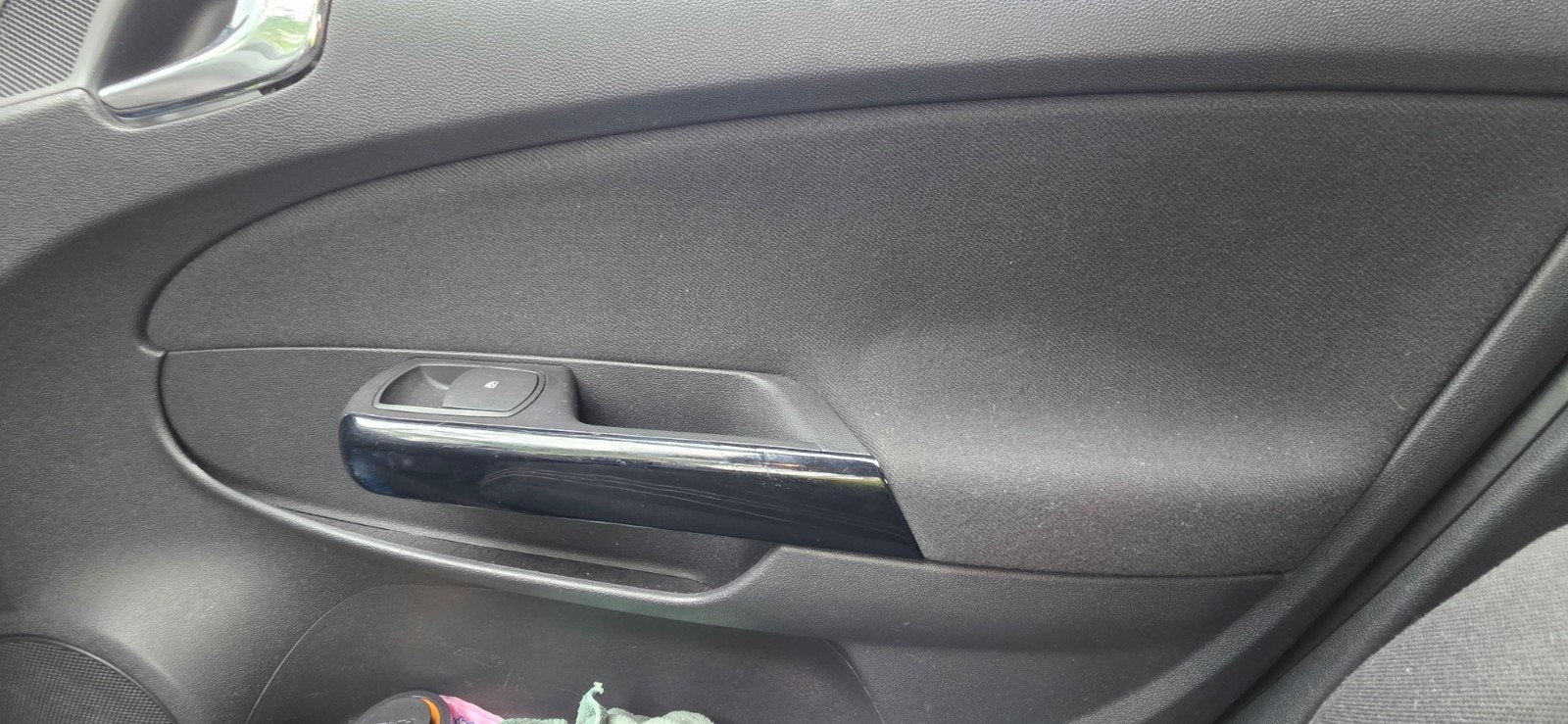 Foto 11 van Opel Corsa 1.4 16V 5D 2010 Zwart