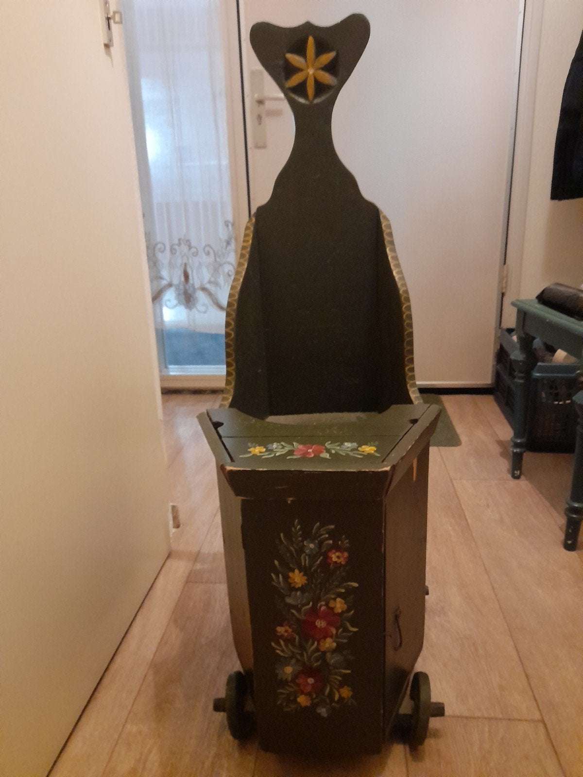 Mooie Hindeloopen poppenstoel ., Ophalen, Gebruikt