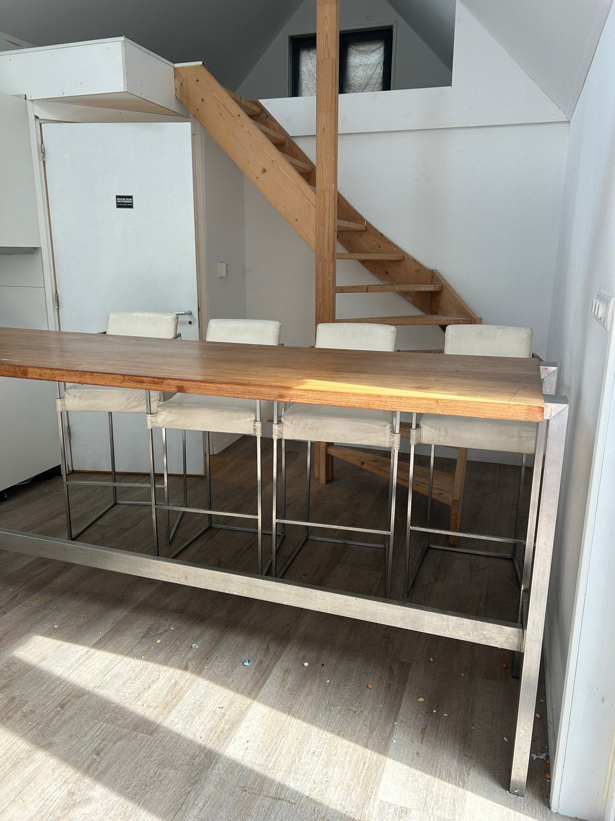 Gratis: Lange bartafel met 7 Bert Plantagie barkrukken, Ophalen, 90 cm of meer, Hout, Gebruikt