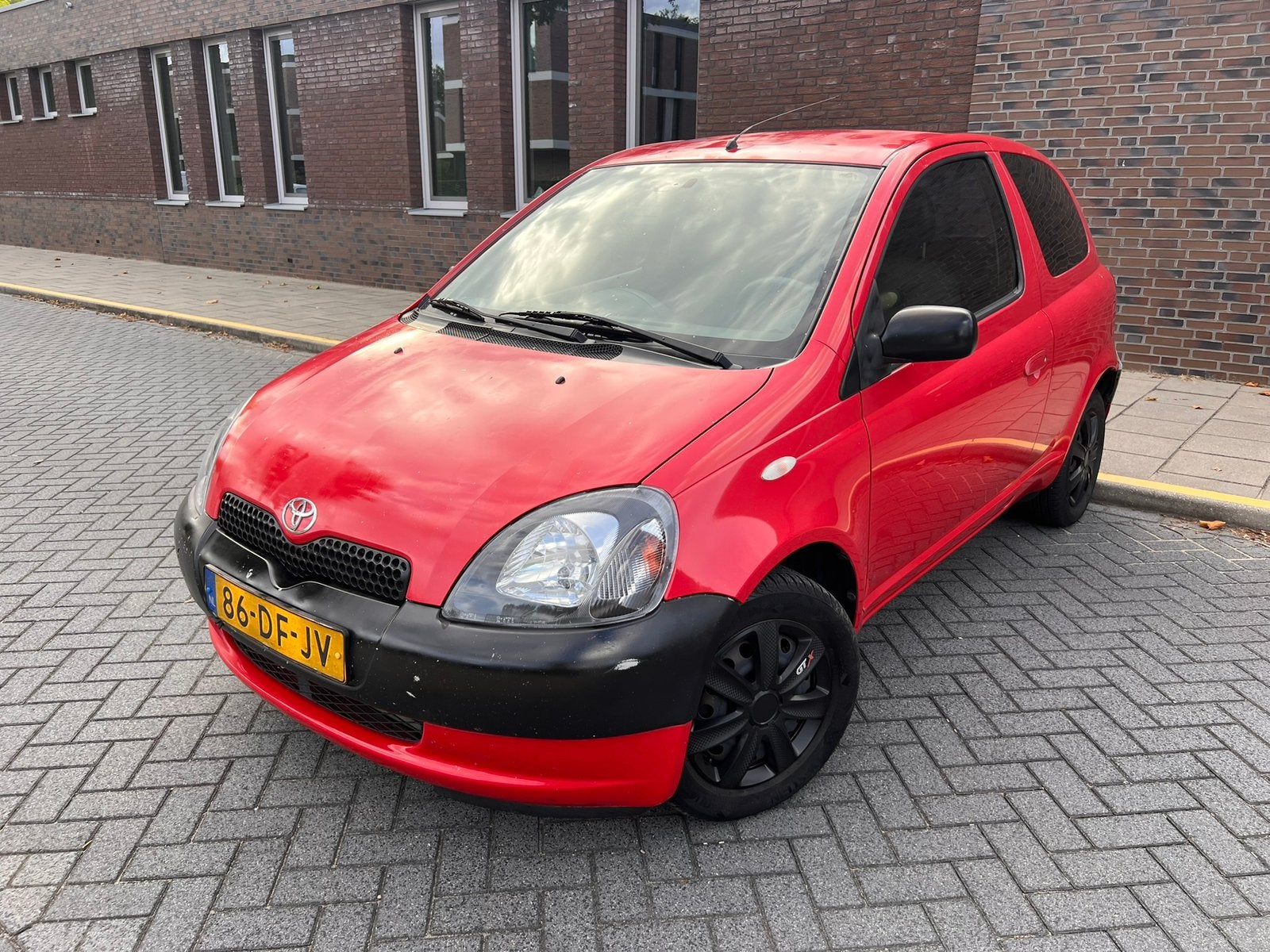 VASTE PRIJS Toyota Yaris 3-deurs 156.000 km | CarPlay | JBL, Voorwielaandrijving, 4 cilinders, 400 kg, 68 pk